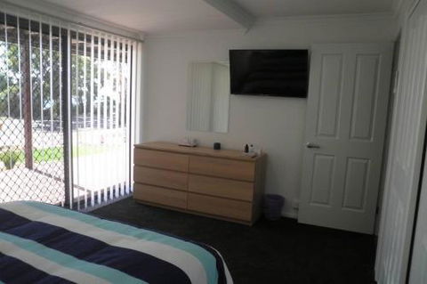 Almonta Apartments On The Water Front - Holiday Sunshine Coast 5