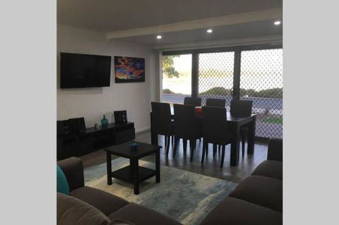 Almonta Apartments On The Water Front - Holiday Sunshine Coast 2