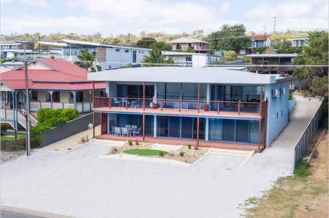 Almonta Apartments On The Water Front - Holiday Sunshine Coast 0