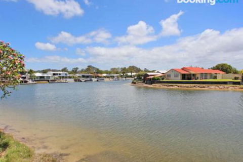 Schirrmann 56 Four Bedroom Home On Canal With Pool Pontoon Aircon & WiFi! - Holiday Sunshine Coast 3
