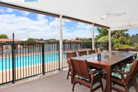 Schirrmann 56 Four Bedroom Home On Canal With Pool Pontoon Aircon & WiFi! - Holiday Sunshine Coast 1