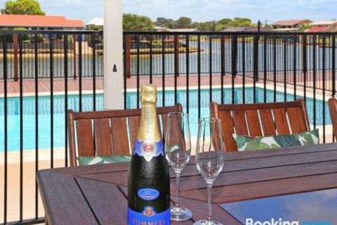 Schirrmann 56 Four Bedroom Home On Canal With Pool Pontoon Aircon & WiFi! - Holiday Sunshine Coast 5