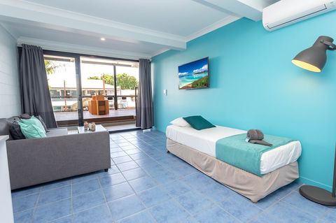 Airlie Sun & Sand Accommodation 2 - Holiday Sunshine Coast 4