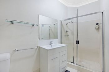 Lakeshore Apartment 3 - Holiday Sunshine Coast 2