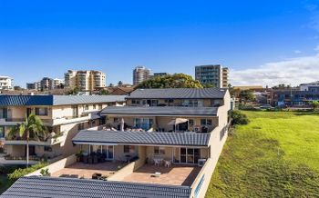 Lakeshore Apartment 3 - Holiday Sunshine Coast 1