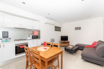 Conveniently Located Luxury Home 10 Mins From CBD - Holiday Sunshine Coast 1