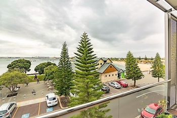 Spacious Apartment With Sea Views - Holiday Sunshine Coast 0