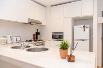 Melbourne City Apartment With Parking - Sunshine Coast Tourism 4