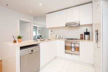 Melbourne City Apartment With Parking - Sunshine Coast Tourism 3