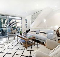 Broabdeach Sleek  Stylish Living - Sunshine Coast Tourism