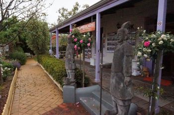 Spooky Hall Motel - Holiday Sunshine Coast 0