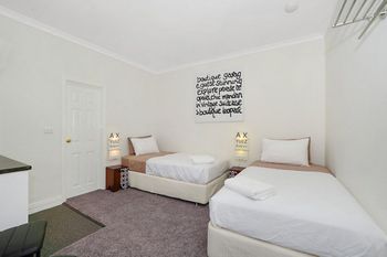 Spooky Hall Motel - Holiday Sunshine Coast 5