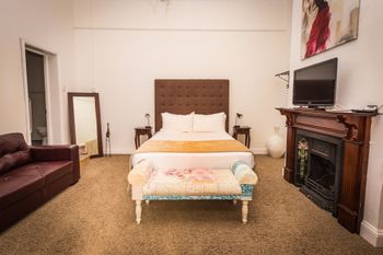 Spooky Hall Motel - Holiday Sunshine Coast 1