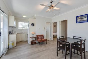 Renovated Apartment With Pool - Holiday Sunshine Coast 0