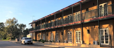 Settlers Hotel York - Holiday Sunshine Coast 1