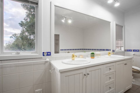 Lots Love Life Garden View Amazing Five Bedrooms - Sunshine Coast Tourism 5