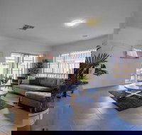 Big Family Fun 4 Bedrooms House in Point Cook - Holiday Sunshine Coast