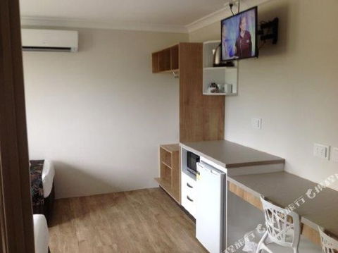 BEST WESTERN CASTLE LODGE MOTEL - Holiday Sunshine Coast 0