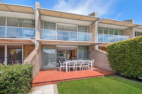 Number 4 James Cook Apartments - Sunshine Coast Tourism 0