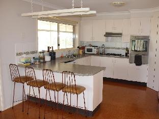 Waterfall Way Accommodation - Holiday Sunshine Coast 0