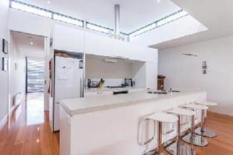 Anglesea Surf Beach Apartments - Holiday Sunshine Coast 4