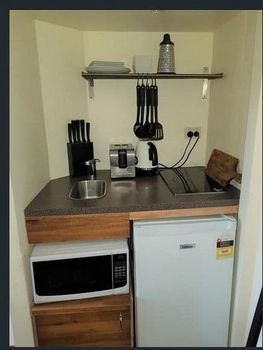 BUDGET Bourke St. Apartment - Sunshine Coast Tourism 3