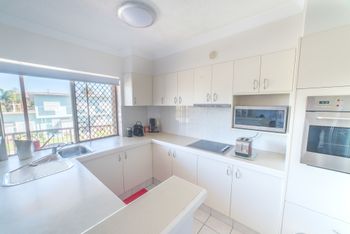 1 Bedroom Gold Coast Beachside Apt W AC + Parking - Holiday Sunshine Coast 4