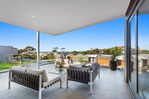 Azure Oasis - Holiday Sunshine Coast 2