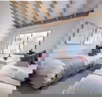 Discobulous 7 - Holiday Sunshine Coast