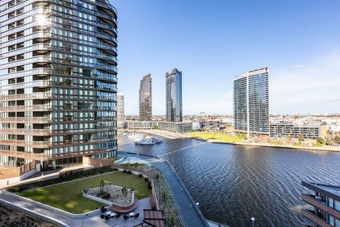 Sabrina, 2BDR Docklands Apartment - Holiday Sunshine Coast 0