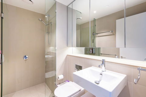 Sabrina, 2BDR Docklands Apartment - Holiday Sunshine Coast 5