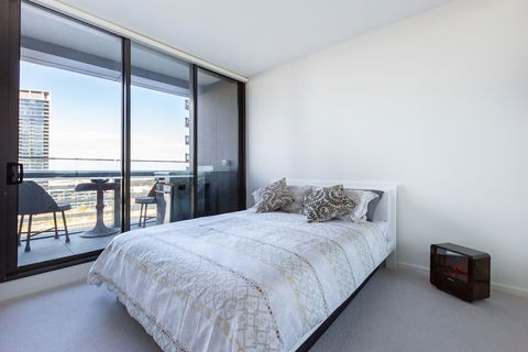 Sabrina, 2BDR Docklands Apartment - Holiday Sunshine Coast 3
