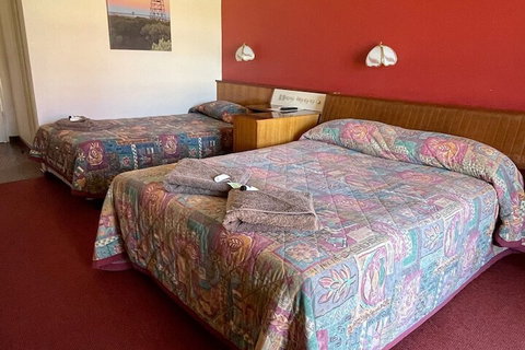 Lake Lefroy Motel & Bar - Sunshine Coast Tourism 5