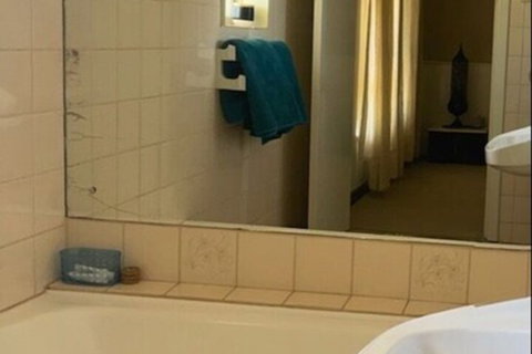 Lake Lefroy Motel & Bar - Sunshine Coast Tourism 3