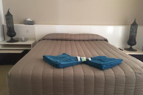 Lake Lefroy Motel & Bar - Sunshine Coast Tourism 0