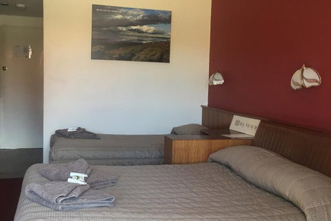 Lake Lefroy Motel & Bar - Sunshine Coast Tourism 7