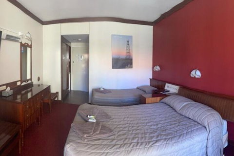 Lake Lefroy Motel & Bar - Sunshine Coast Tourism 4