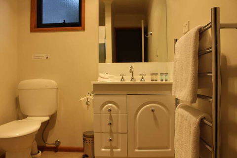 Cradle Mountain Wilderness Village - Sunshine Coast Tourism 7