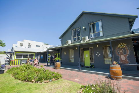 Dunsborough Beachouse YHA Backpackers - Sunshine Coast Tourism 0