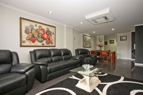 Nautilos On The Harbour - Sunshine Coast Tourism 3