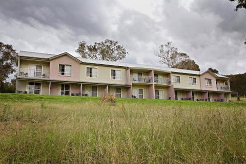 BATHURST GOLDFIELDS MOTEL On MOUNT PANORAMA - Sunshine Coast Tourism 1