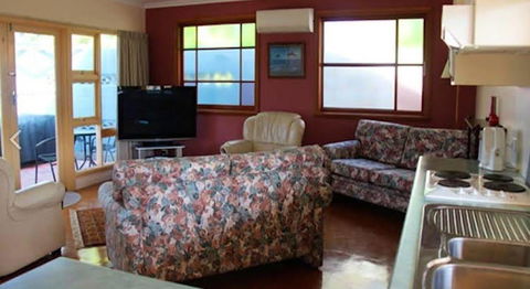 Anchlia Waterfront Cottage - Holiday Sunshine Coast 1