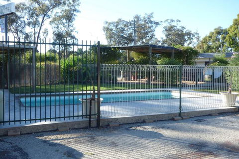 Calder Family Motel - Sunshine Coast Tourism 4