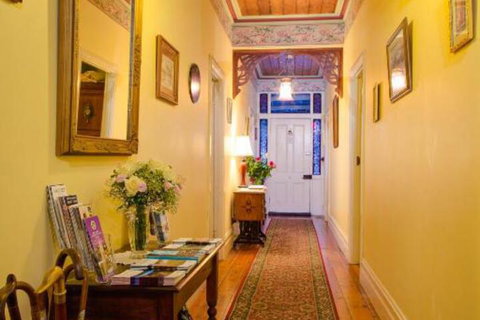 Barnsley House Bed & Breakfast - Holiday Sunshine Coast 0