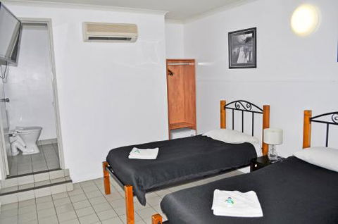 Airlie Waterfront Accommodation - Holiday Sunshine Coast 6