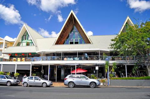 Airlie Waterfront Accommodation - Holiday Sunshine Coast 0