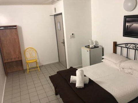 Airlie Waterfront Accommodation - Holiday Sunshine Coast 2