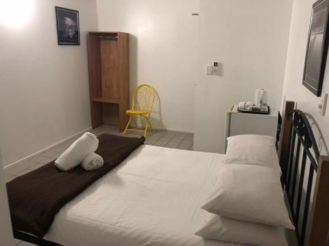 Airlie Waterfront Accommodation - Holiday Sunshine Coast 4