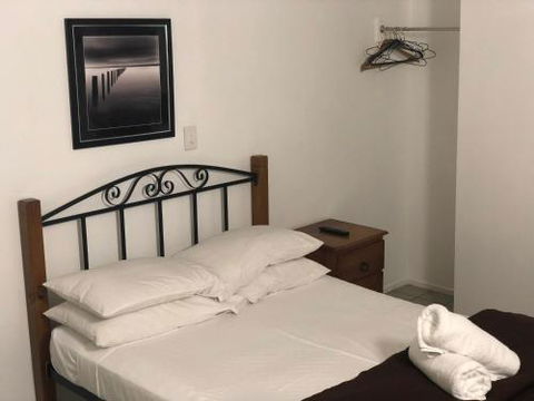 Airlie Waterfront Accommodation - Holiday Sunshine Coast 3