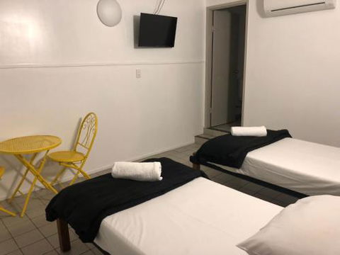 Airlie Waterfront Accommodation - Holiday Sunshine Coast 1